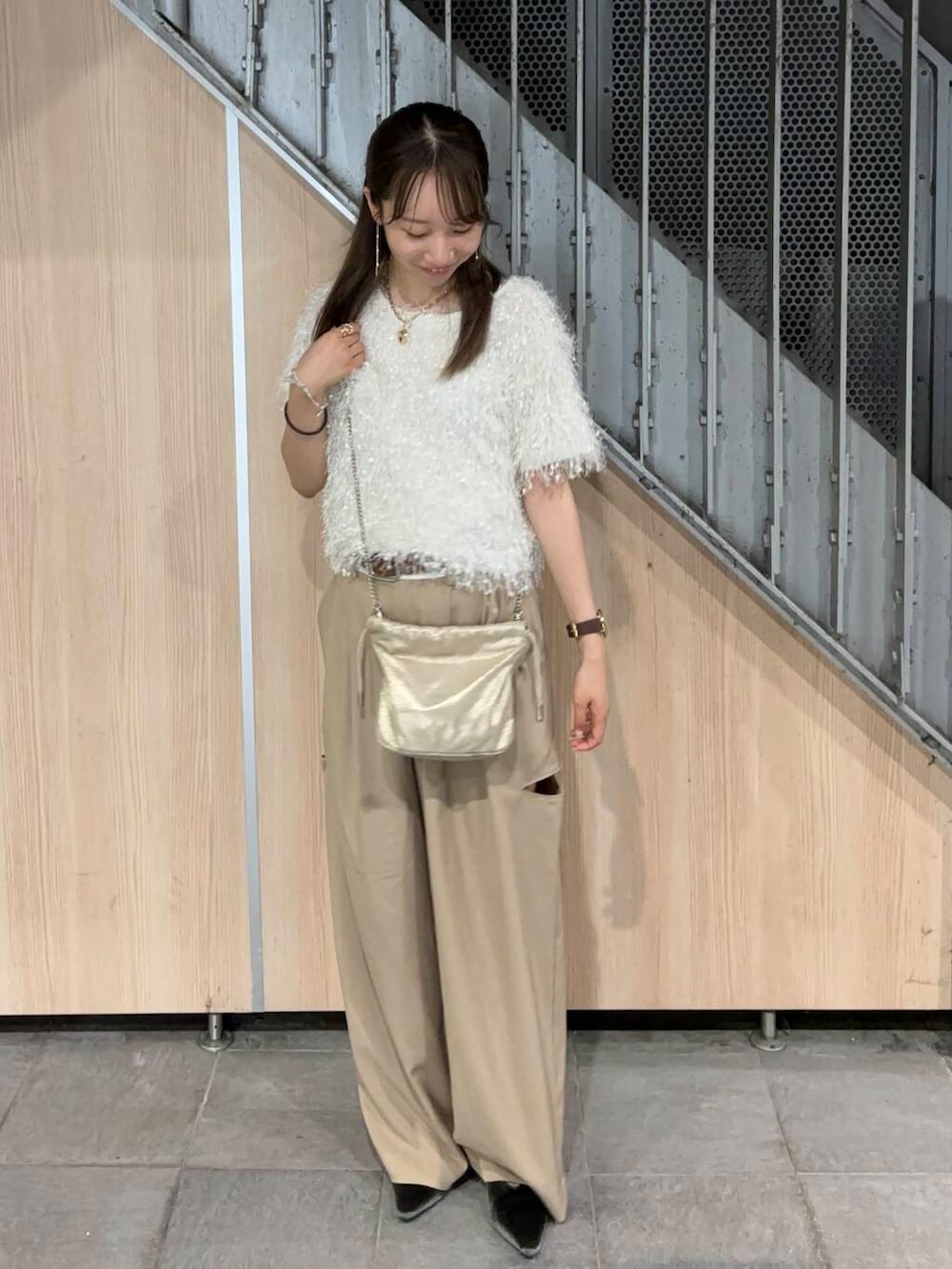 ホワイト系のその他トップス、ベージュ系のその他パンツ、ゴールド系のイヤリングを着用したレディースの夏コーディネートの3枚目の写真