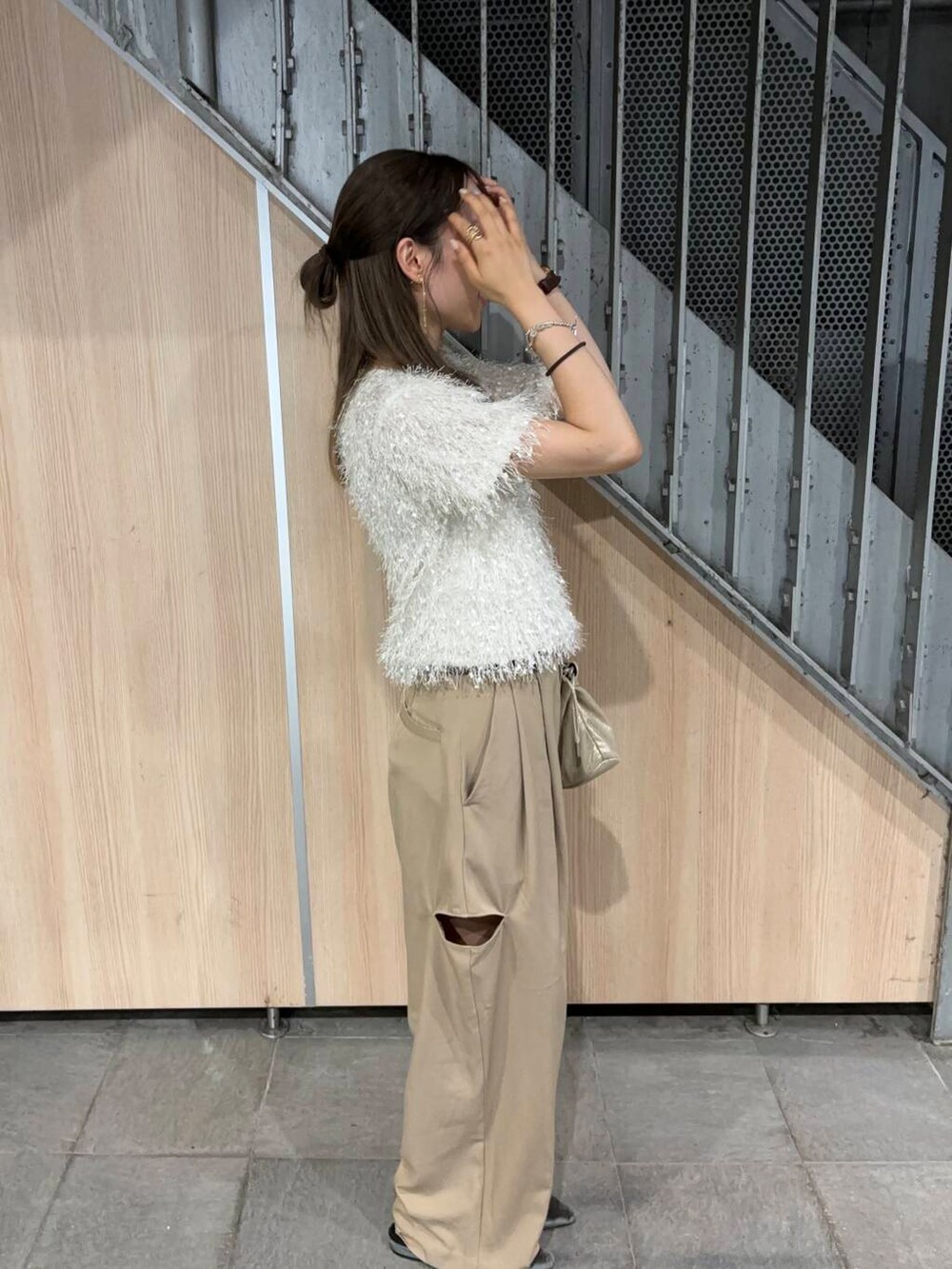 ホワイト系のその他トップス、ベージュ系のその他パンツ、ゴールド系のイヤリングを着用したレディースの夏コーディネートの4枚目の写真