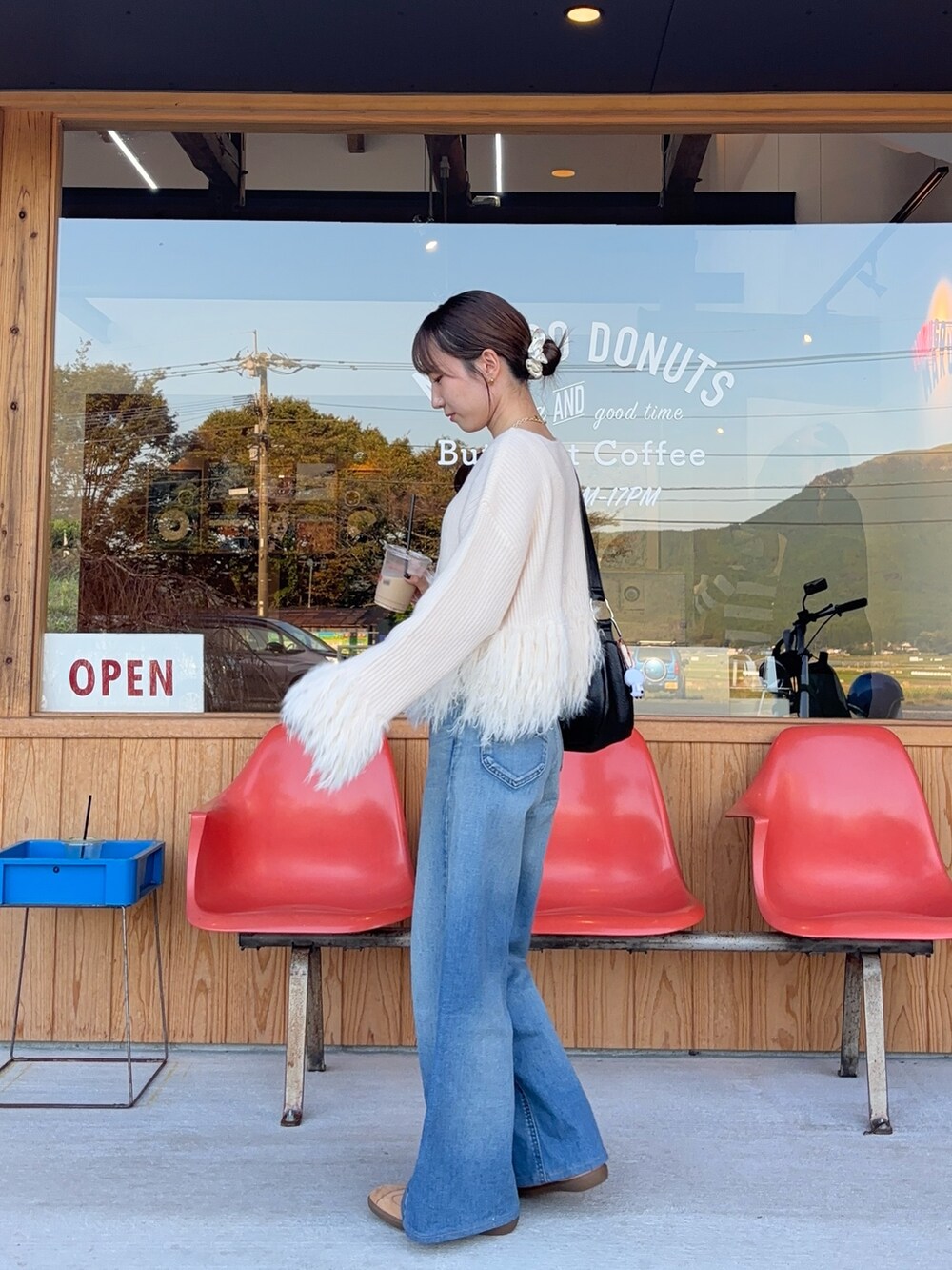 ホワイト系のニット/セーター、ベージュ系のスニーカー、ゴールド系のネックレスを着用したレディースの秋コーディネートの2枚目の写真