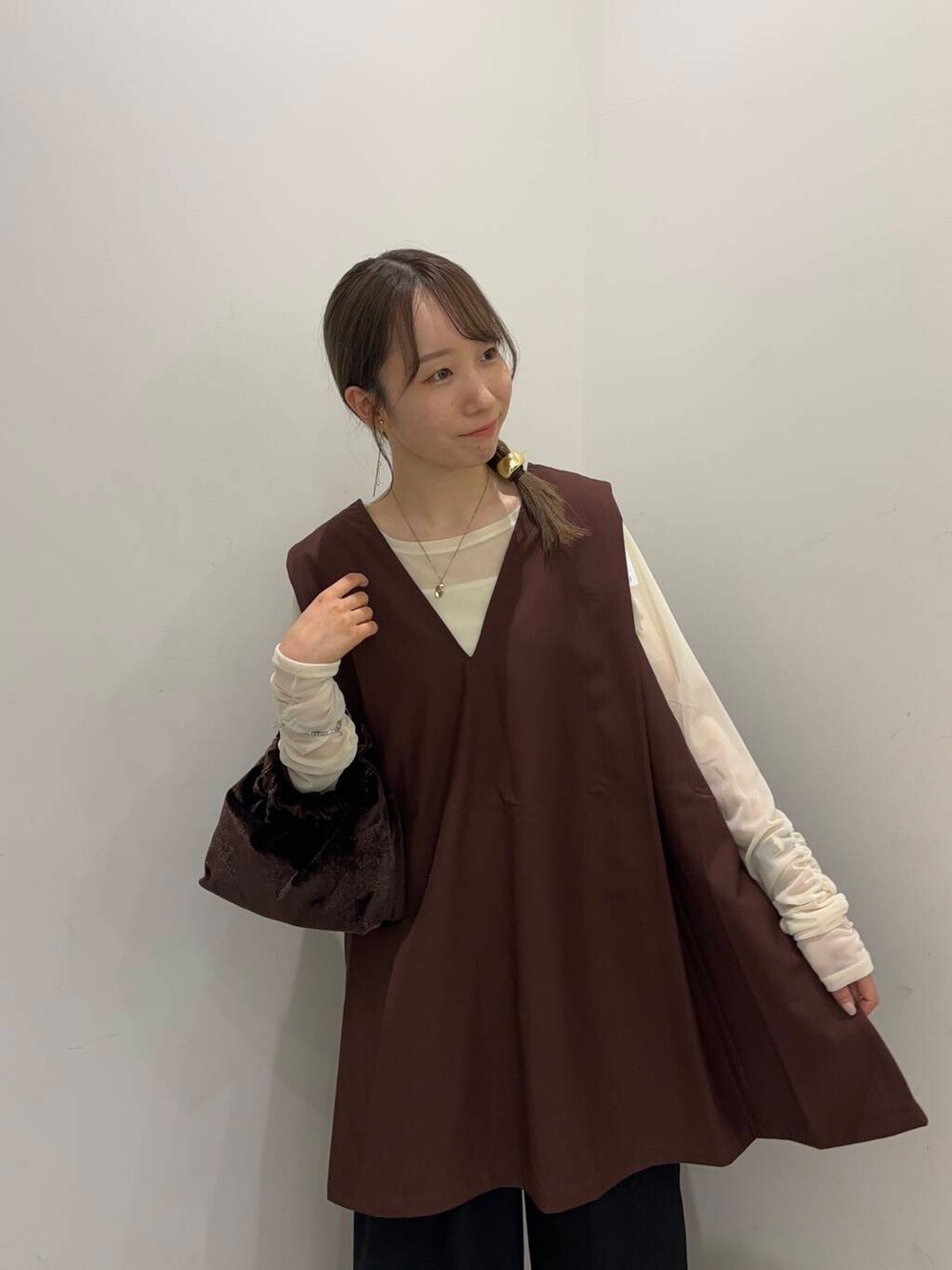 ブラック系のその他パンツ、レッド系のバレエシューズ、ブラウン系のハンドバッグを着用したレディースの夏コーディネートの2枚目の写真