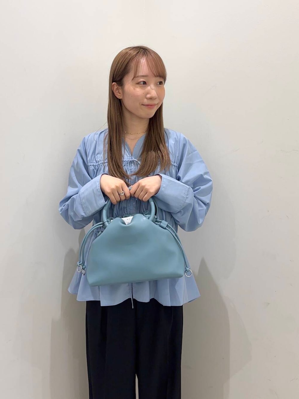 ブラック系のパンプス、ブルー系のシャツ/ブラウス、ブラック系のその他パンツを着用したレディースの春コーディネートの2枚目の写真