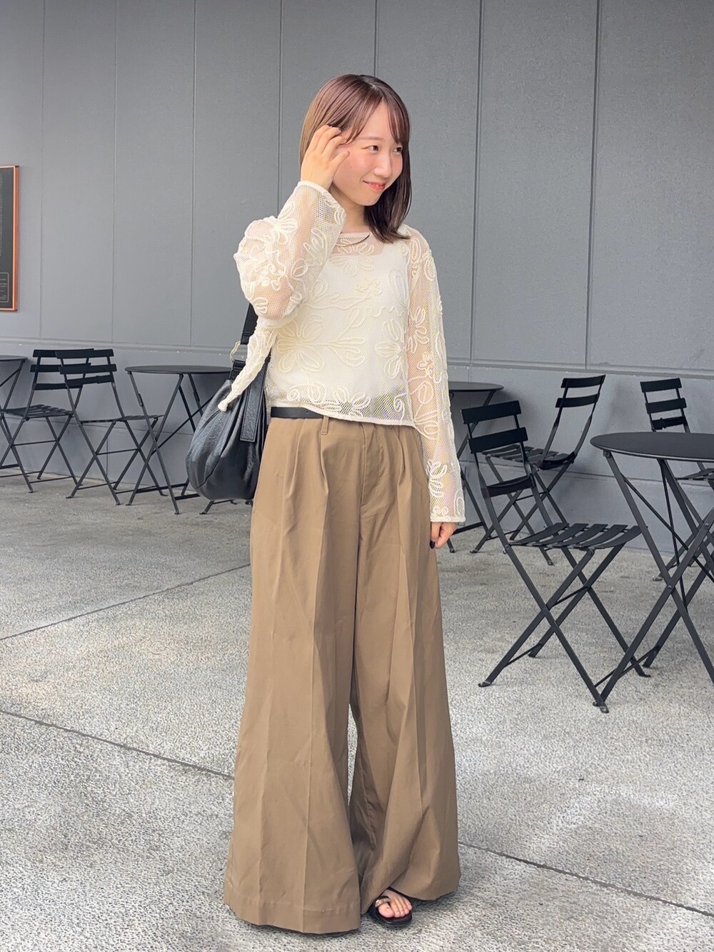 ベージュ系のその他パンツ、ホワイト系のTシャツ/カットソー、ゴールド系のネックレスを着用したレディースの夏コーディネートの2枚目の写真
