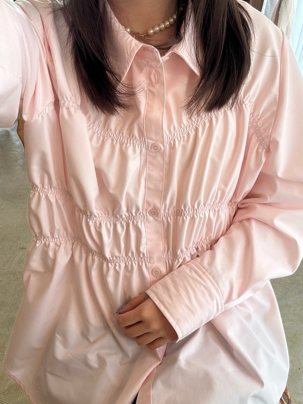 ピンク系のシャツ/ブラウス、グレー系のその他パンツを着用したレディースの春コーディネートの3枚目の写真