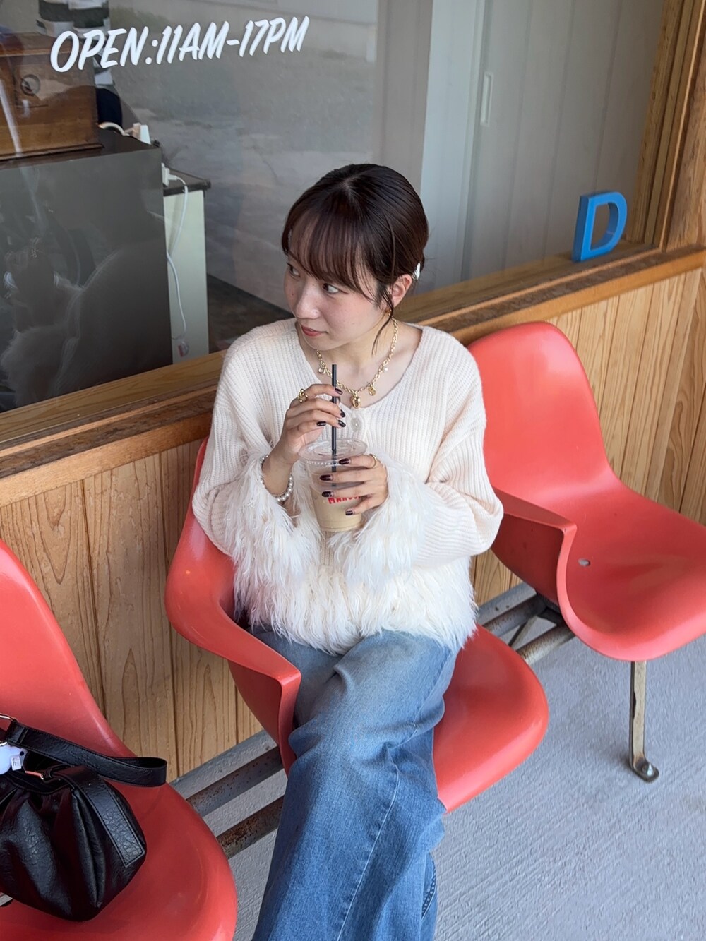 ホワイト系のニット/セーター、ベージュ系のスニーカー、ゴールド系のネックレスを着用したレディースの秋コーディネートの3枚目の写真