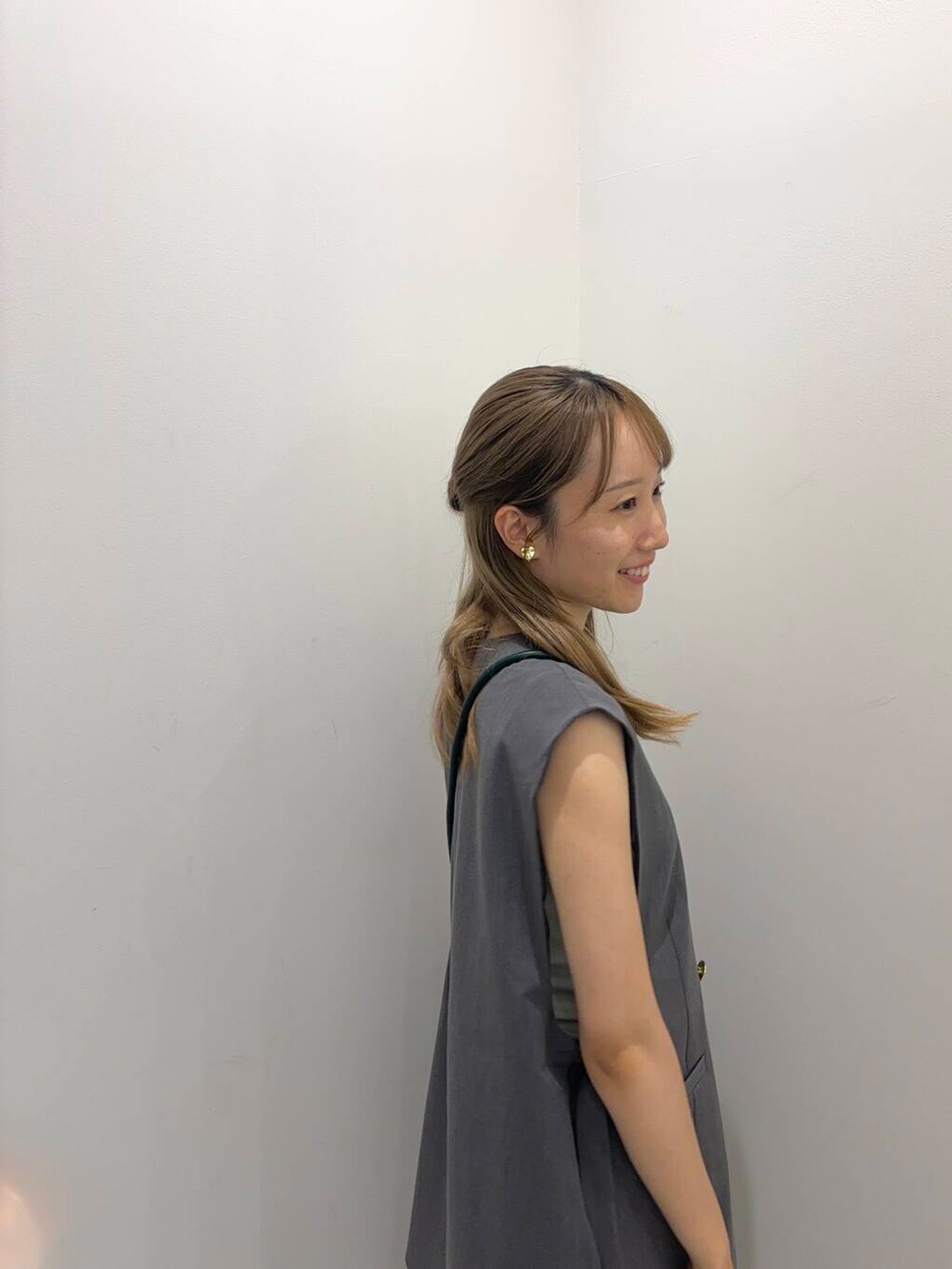 ブラック系のローファー、ホワイト系のタンクトップ、グレー系のその他パンツを着用したレディースの夏コーディネートの3枚目の写真