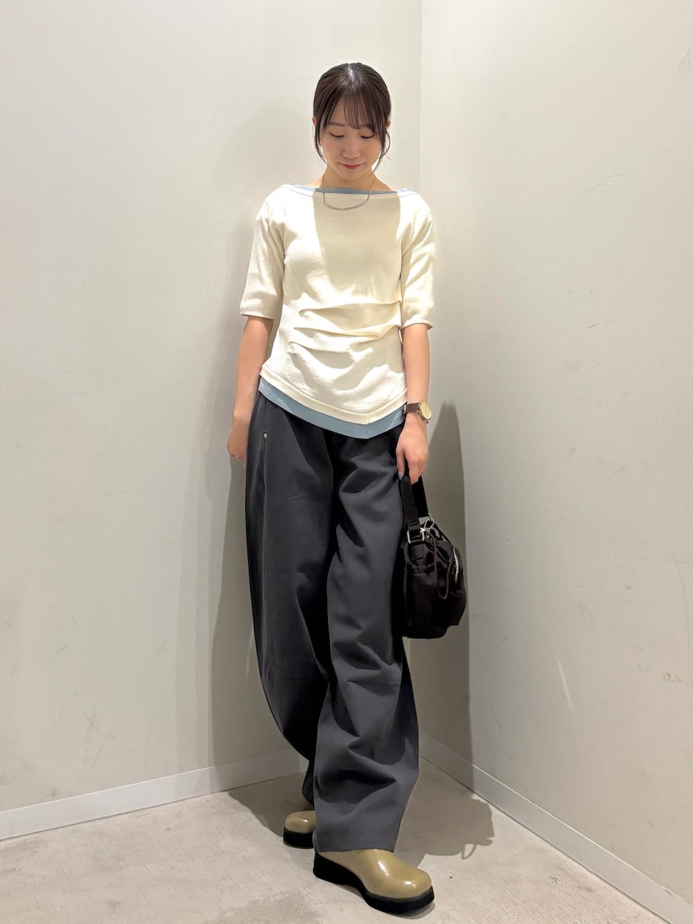 ホワイト系のニット/セーター、グレー系のその他パンツ、グリーン系のサンダルを着用したレディースの春コーディネートの2枚目の写真