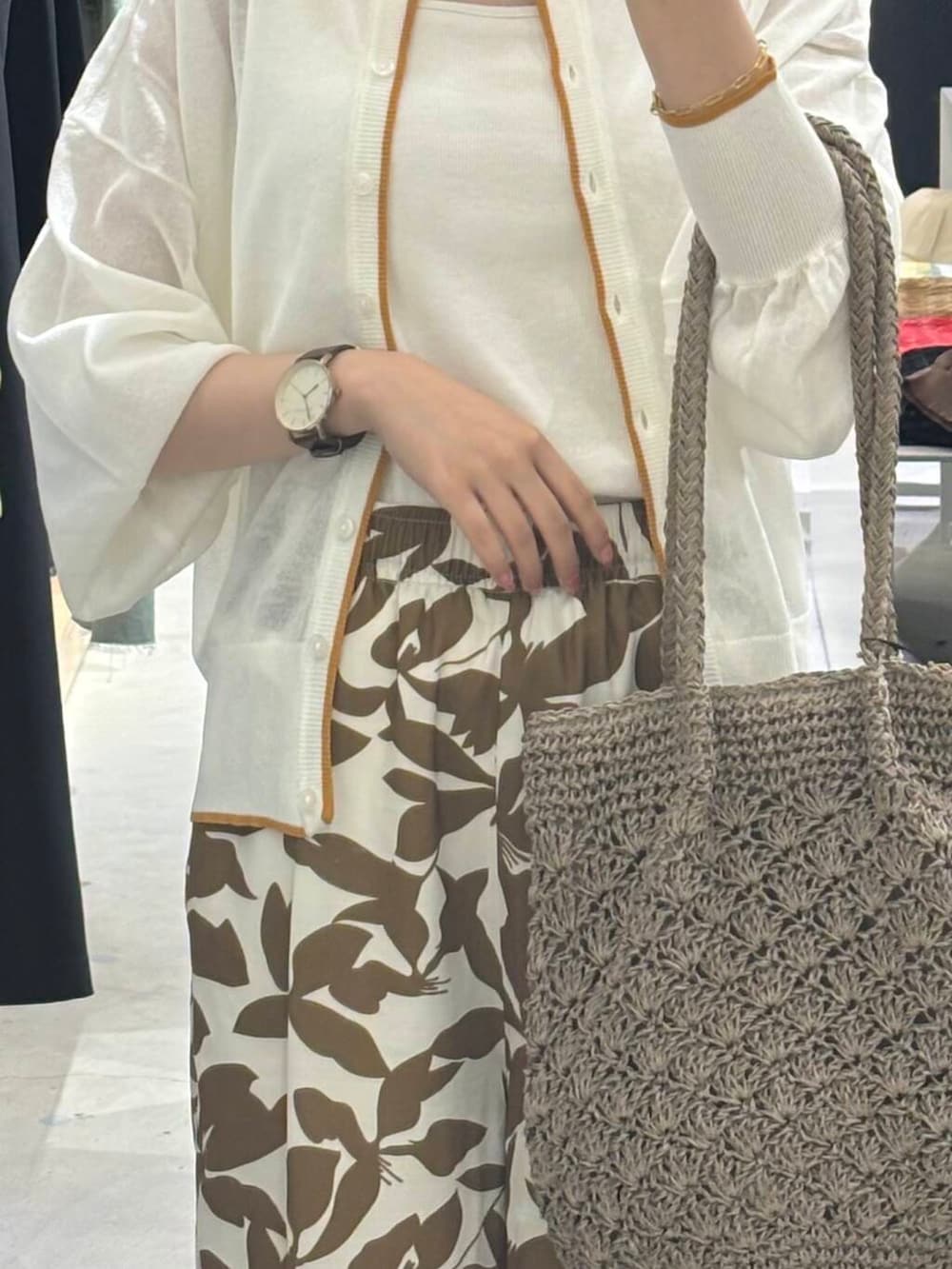 ブラック系のサンダル、グレー系のトートバッグ、ホワイト系のタンクトップを着用したレディースの夏コーディネートの4枚目の写真