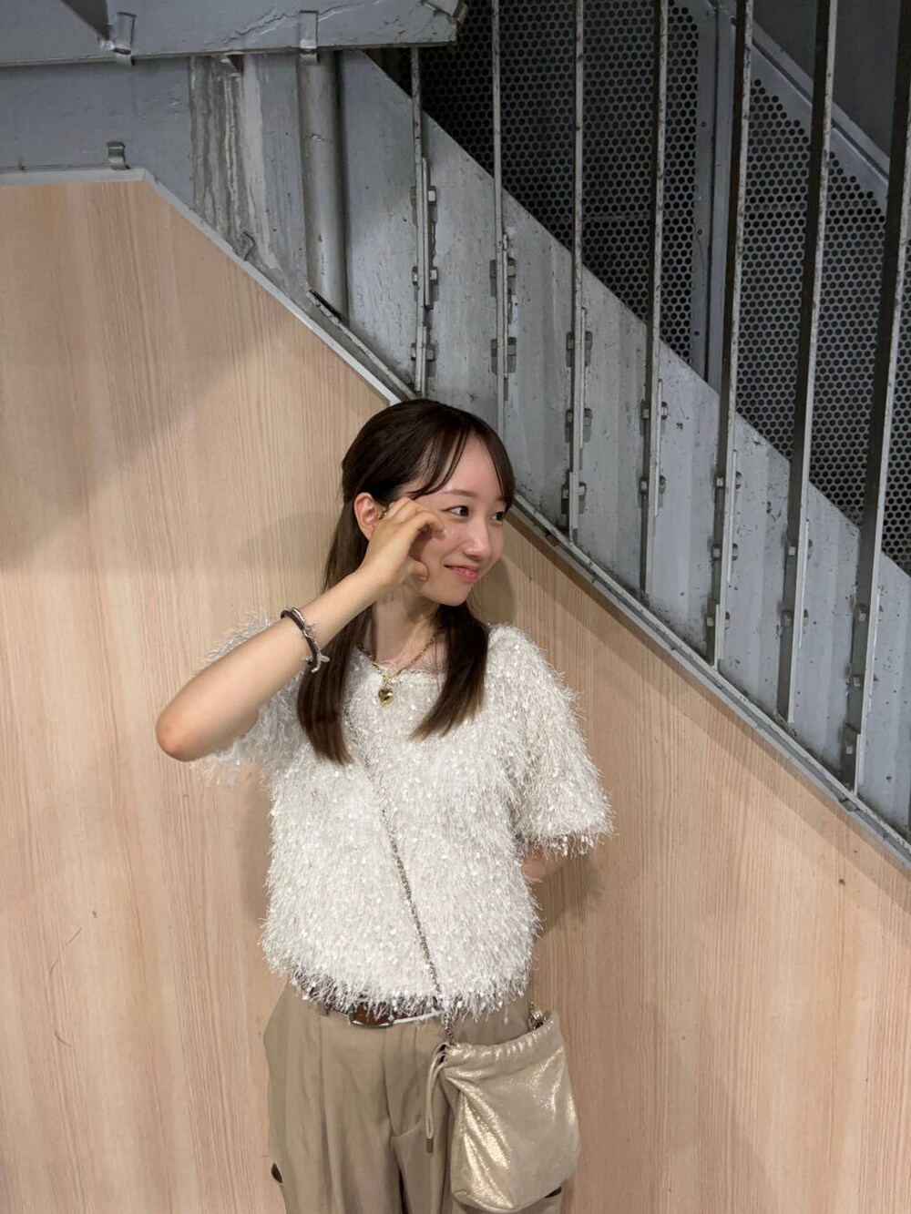 ホワイト系のその他トップス、ベージュ系のその他パンツ、ゴールド系のイヤリングを着用したレディースの夏コーディネートの5枚目の写真