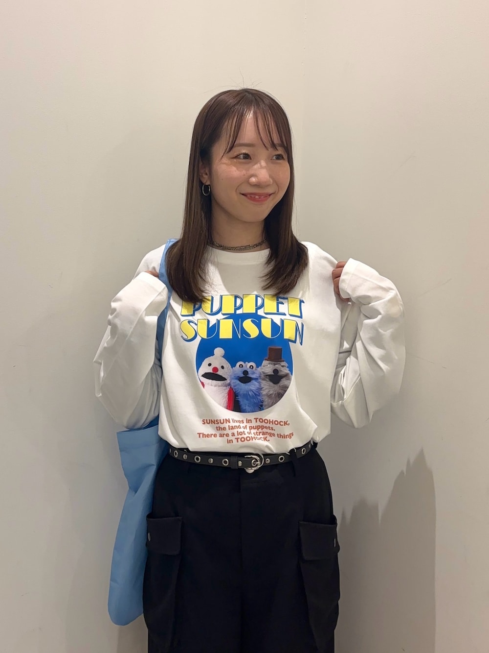 ホワイト系のTシャツ/カットソー、ブラック系のその他パンツ、ブラック系のスニーカーを着用したレディースの冬コーディネートの2枚目の写真