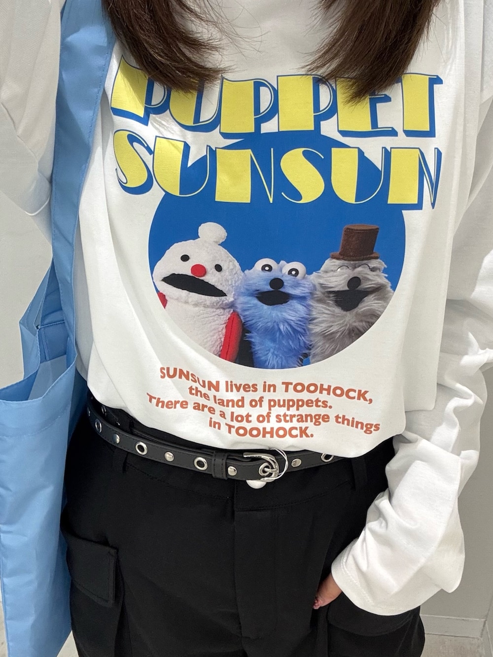 ホワイト系のTシャツ/カットソー、ブラック系のその他パンツ、ブラック系のスニーカーを着用したレディースの冬コーディネートの3枚目の写真