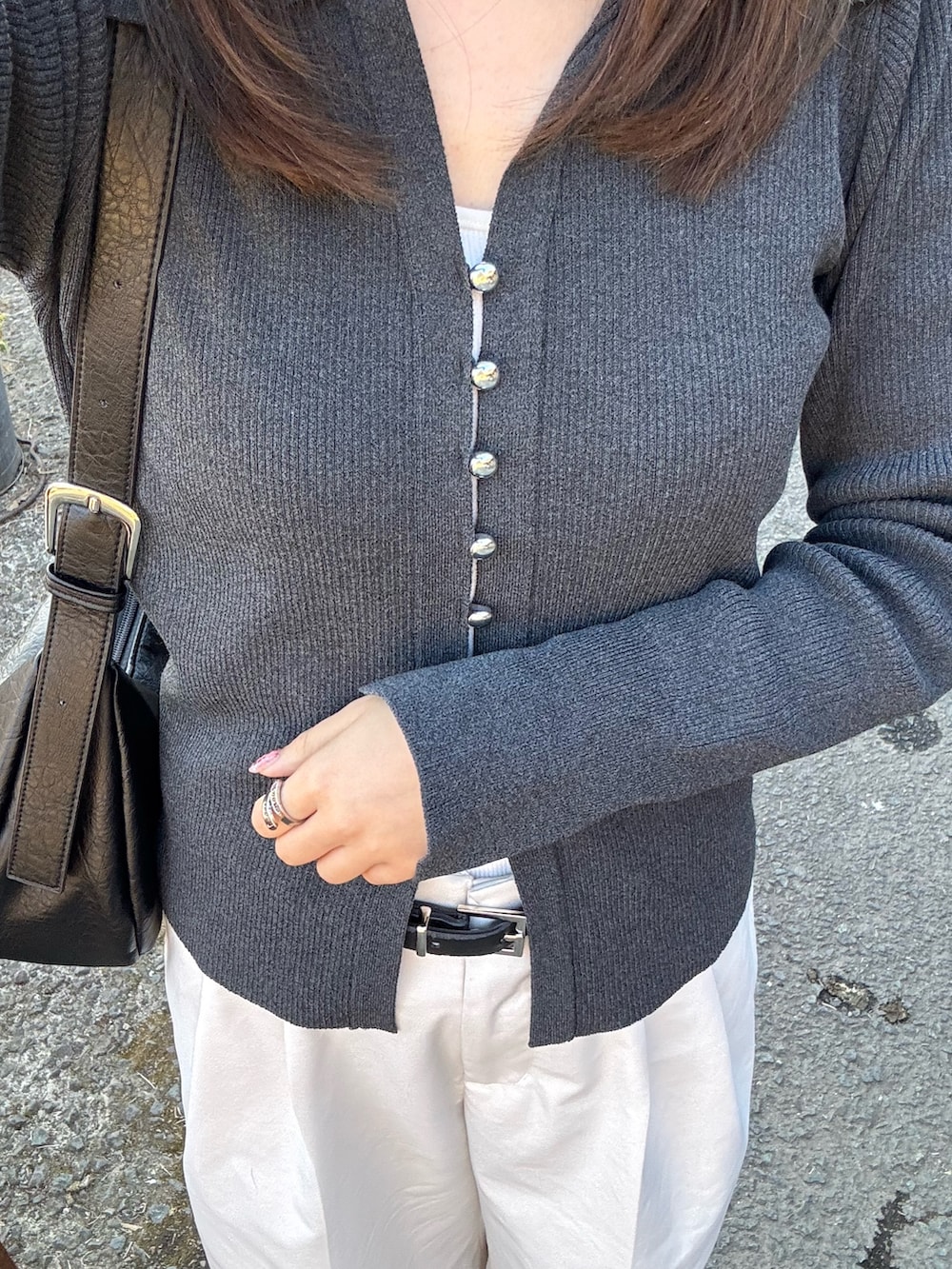 グレー系のカーディガン/ボレロ、ホワイト系のチノパンツ、シルバー系のネックレスを着用したレディースの冬コーディネートの3枚目の写真