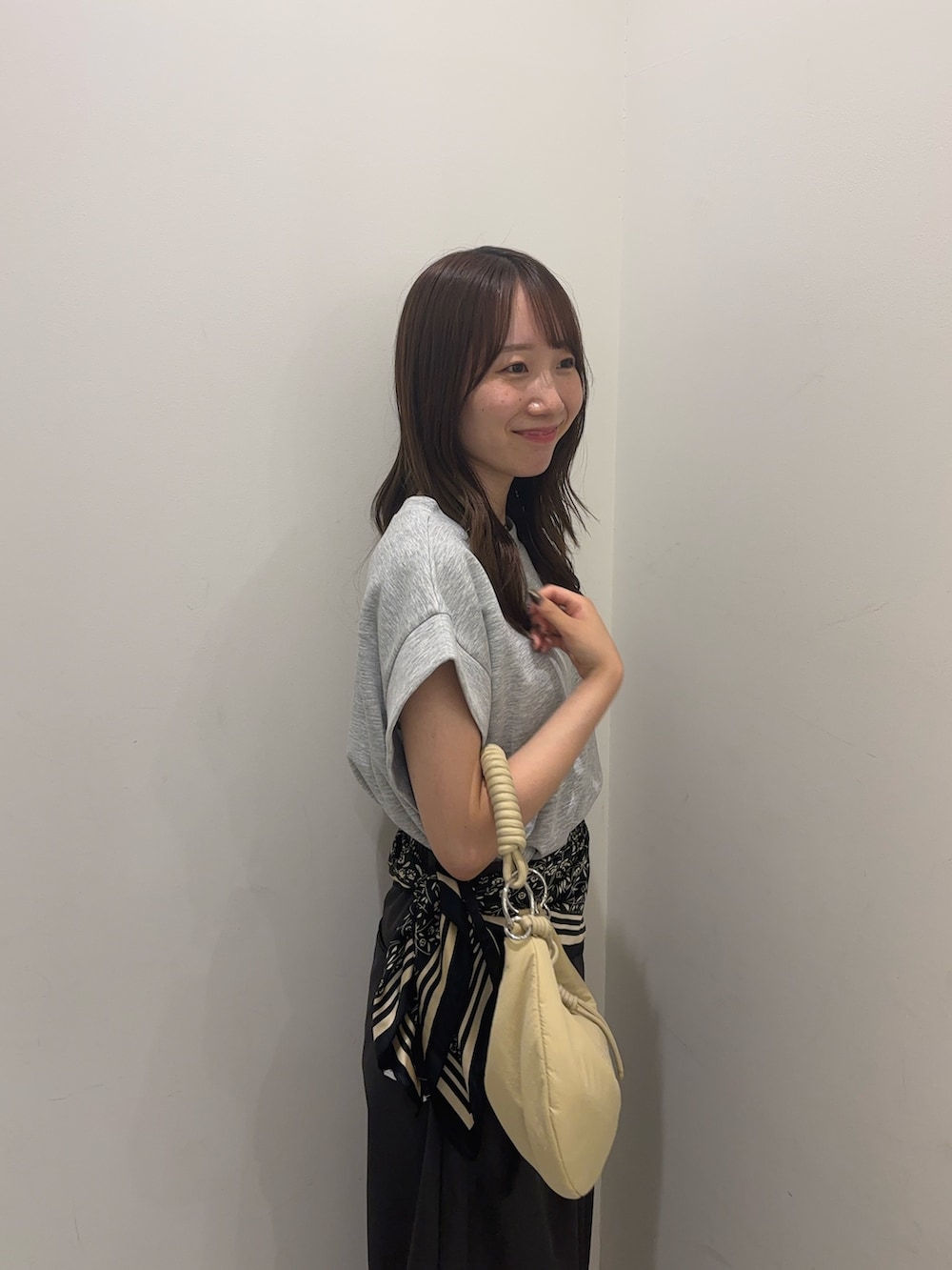 グレー系のTシャツ/カットソー、グレー系のその他パンツ、ベージュ系のハンドバッグを着用したレディースの夏コーディネートの3枚目の写真
