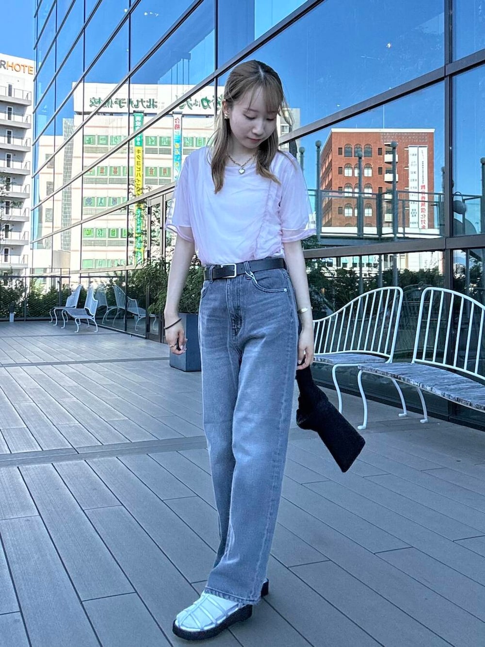 ブラック系のハンドバッグ、シルバー系のサンダル、グレー系のその他パンツを着用したレディースの夏コーディネートの2枚目の写真