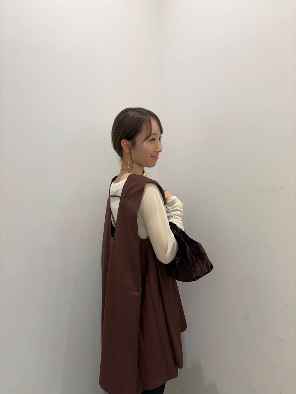 ブラック系のその他パンツ、レッド系のバレエシューズ、ブラウン系のハンドバッグを着用したレディースの夏コーディネートの5枚目の写真