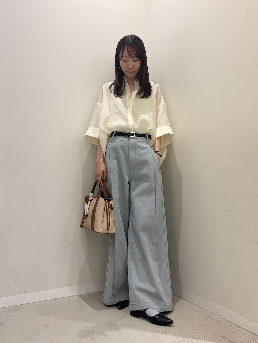 ホワイト系のシャツ/ブラウス、ブルー系のデニムパンツ、ホワイト系のキャミソールを着用したレディースの春コーディネートの2枚目の写真