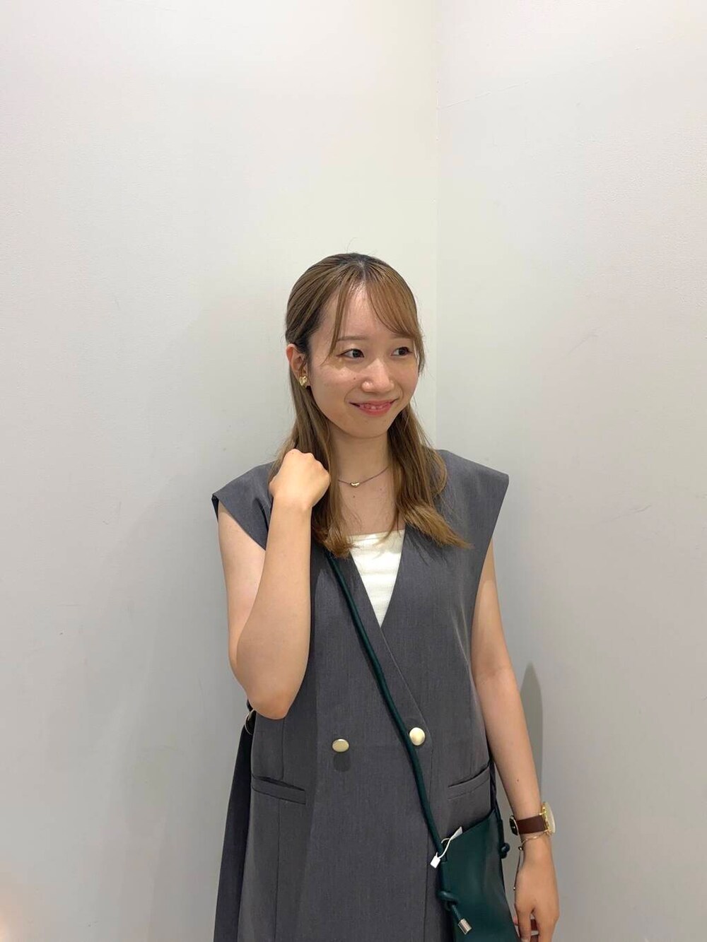 ブラック系のローファー、ホワイト系のタンクトップ、グレー系のその他パンツを着用したレディースの夏コーディネートの4枚目の写真