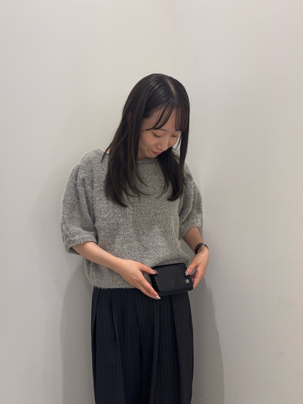 グレー系のニット/セーター、グレー系のその他パンツ、ブラック系のスリッポンを着用したレディースの夏コーディネートの4枚目の写真