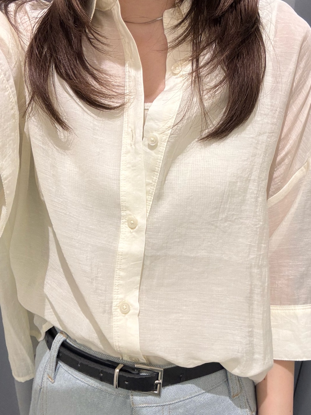 ホワイト系のシャツ/ブラウス、ブルー系のデニムパンツ、ホワイト系のキャミソールを着用したレディースの春コーディネートの3枚目の写真