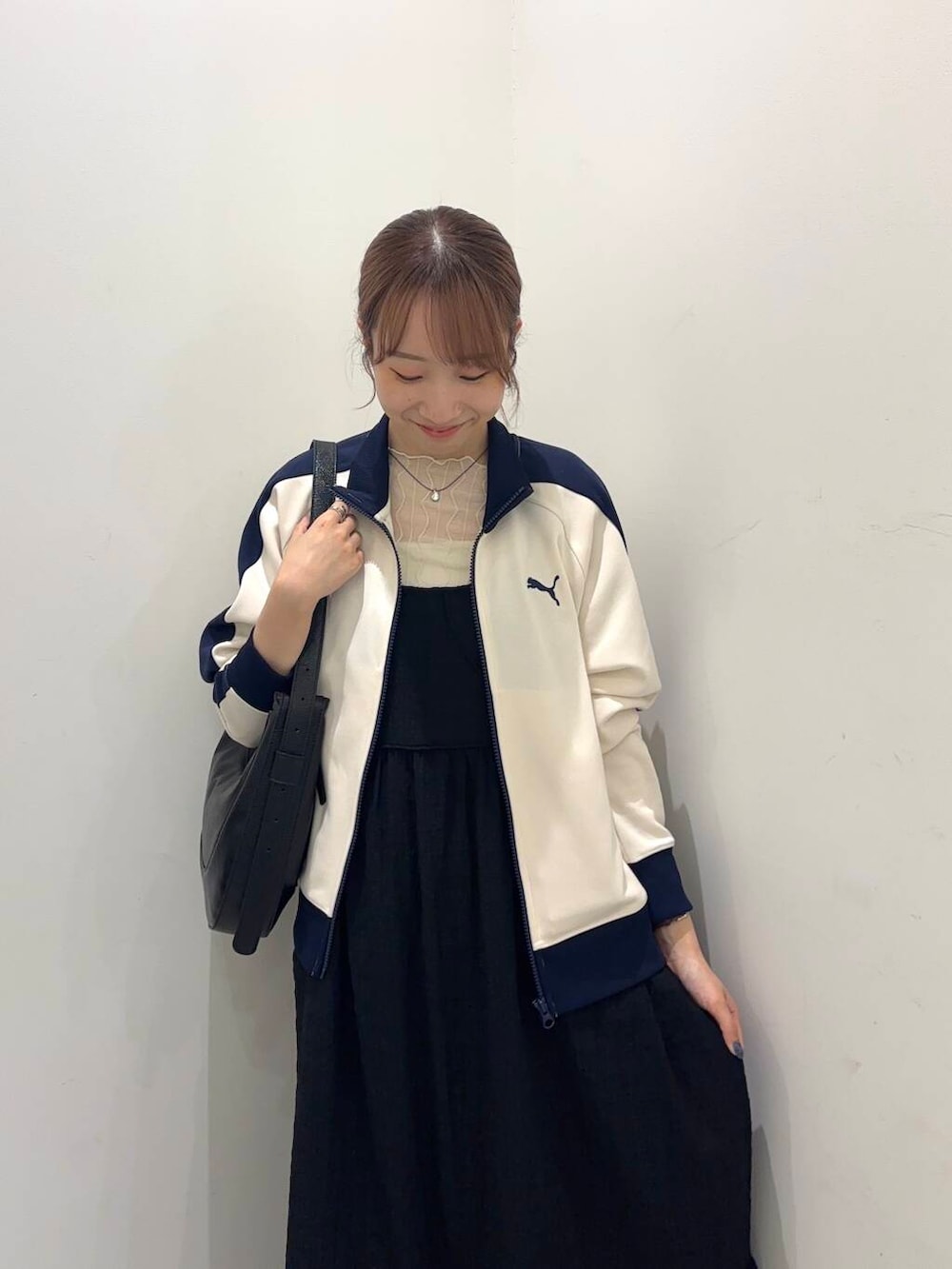 「センスオブプレイス、大人カジュアル、デートコーデ、senseofplace、OOFOS、doors、低身長コーデ、PUMA、20代、ドアーズ、お出掛けコーデ、sop、大人ガーリー、お出かけコーデ、ワンピースコーデ」|「SENSE OF PLACE by URBAN RESEARCHの『抗菌』『消臭』レースアップバレエスニーカー(スニーカー、ブラック系)」を使った、ainoさん(レディース・157cm)の春コーディネートの3枚目の写真