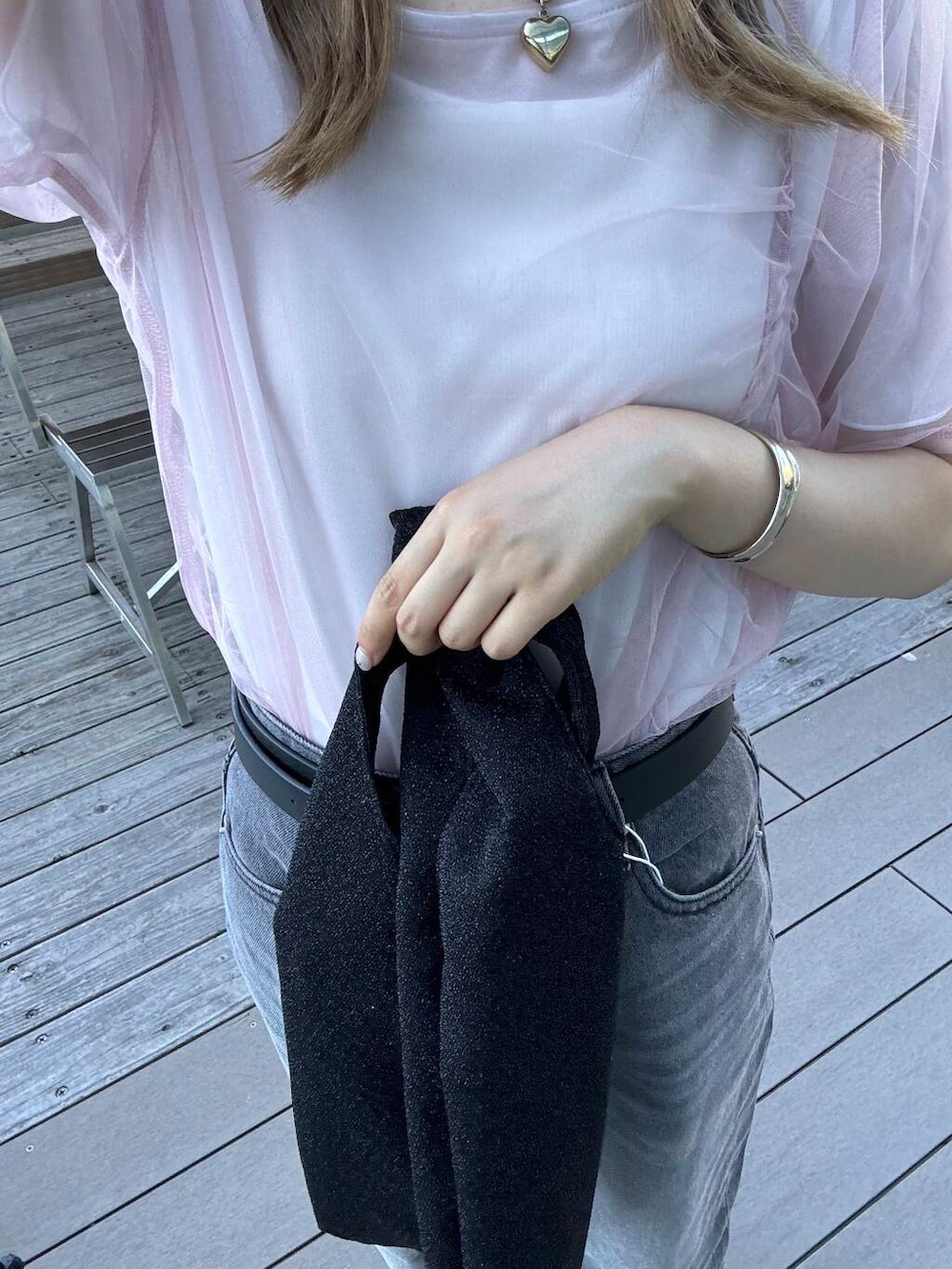 ブラック系のハンドバッグ、シルバー系のサンダル、グレー系のその他パンツを着用したレディースの夏コーディネートの4枚目の写真