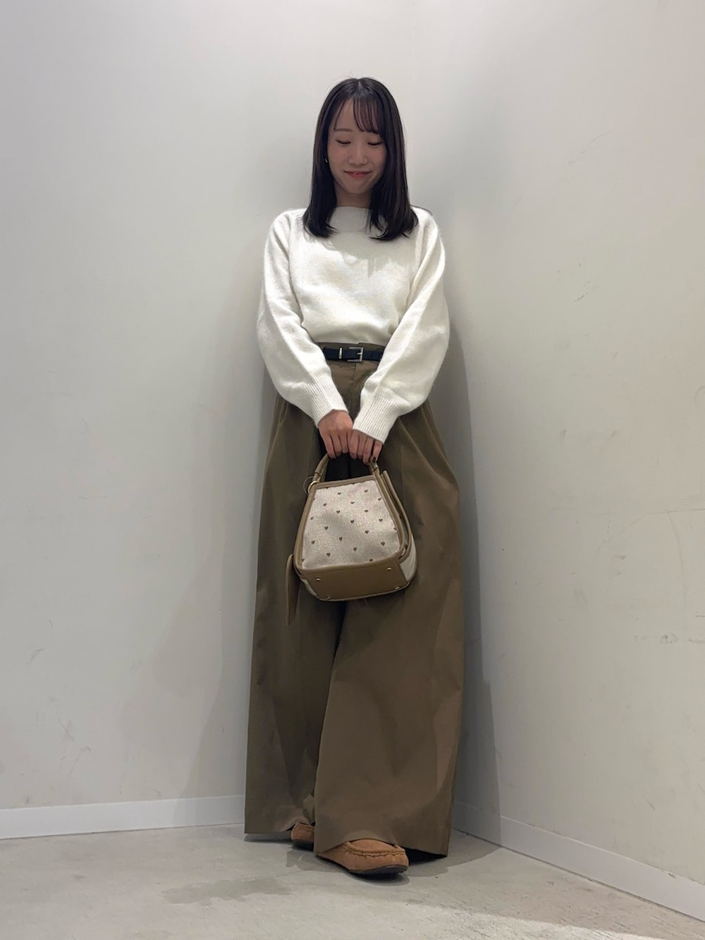 ホワイト系のニット/セーター、ベージュ系のその他パンツ、ベージュ系のスリッポンを着用したレディースの秋コーディネートの2枚目の写真