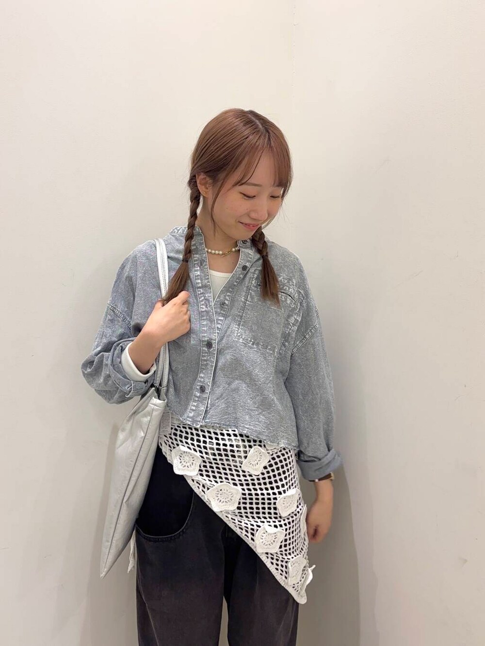 ブラック系のデニムパンツ、グレー系のシャツ/ブラウス、シルバー系のトートバッグを着用したレディースの冬コーディネートの3枚目の写真