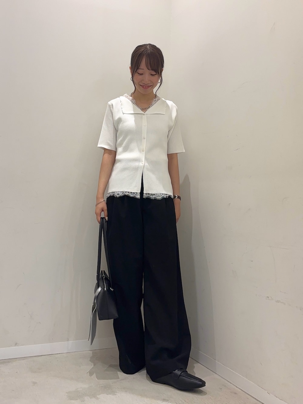 ホワイト系のニット/セーター、ブラック系のその他パンツ、ブラック系のショルダーバッグを着用したレディースの夏コーディネートの2枚目の写真