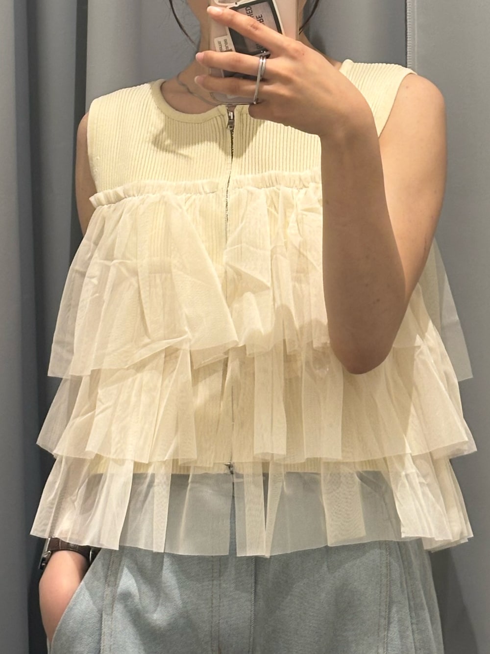 ホワイト系のニット/セーター、ブルー系のデニムパンツ、ブラック系のショルダーバッグを着用したレディースの春コーディネートの4枚目の写真