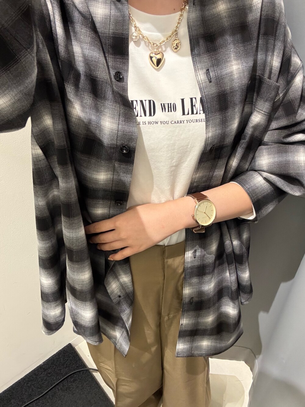 ブラック系のシャツ/ブラウス、ホワイト系のTシャツ/カットソー、ベージュ系のその他パンツを着用したレディースの秋コーディネートの3枚目の写真