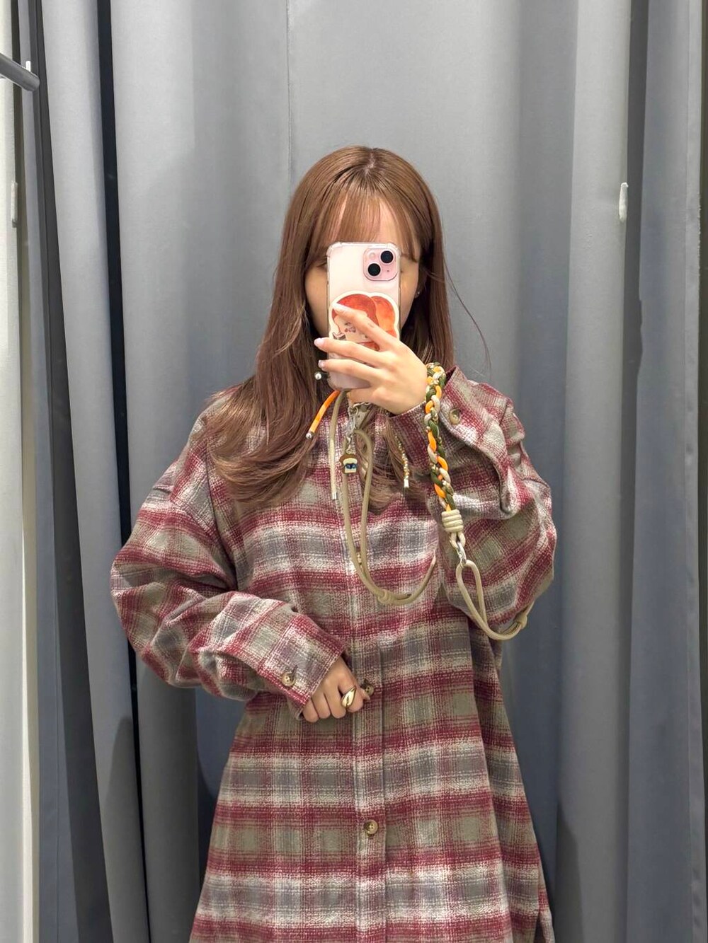 ブラウン系のショルダーバッグ、ホワイト系のTシャツ/カットソー、レッド系のシャツ/ブラウスを着用したレディースの冬コーディネートの3枚目の写真