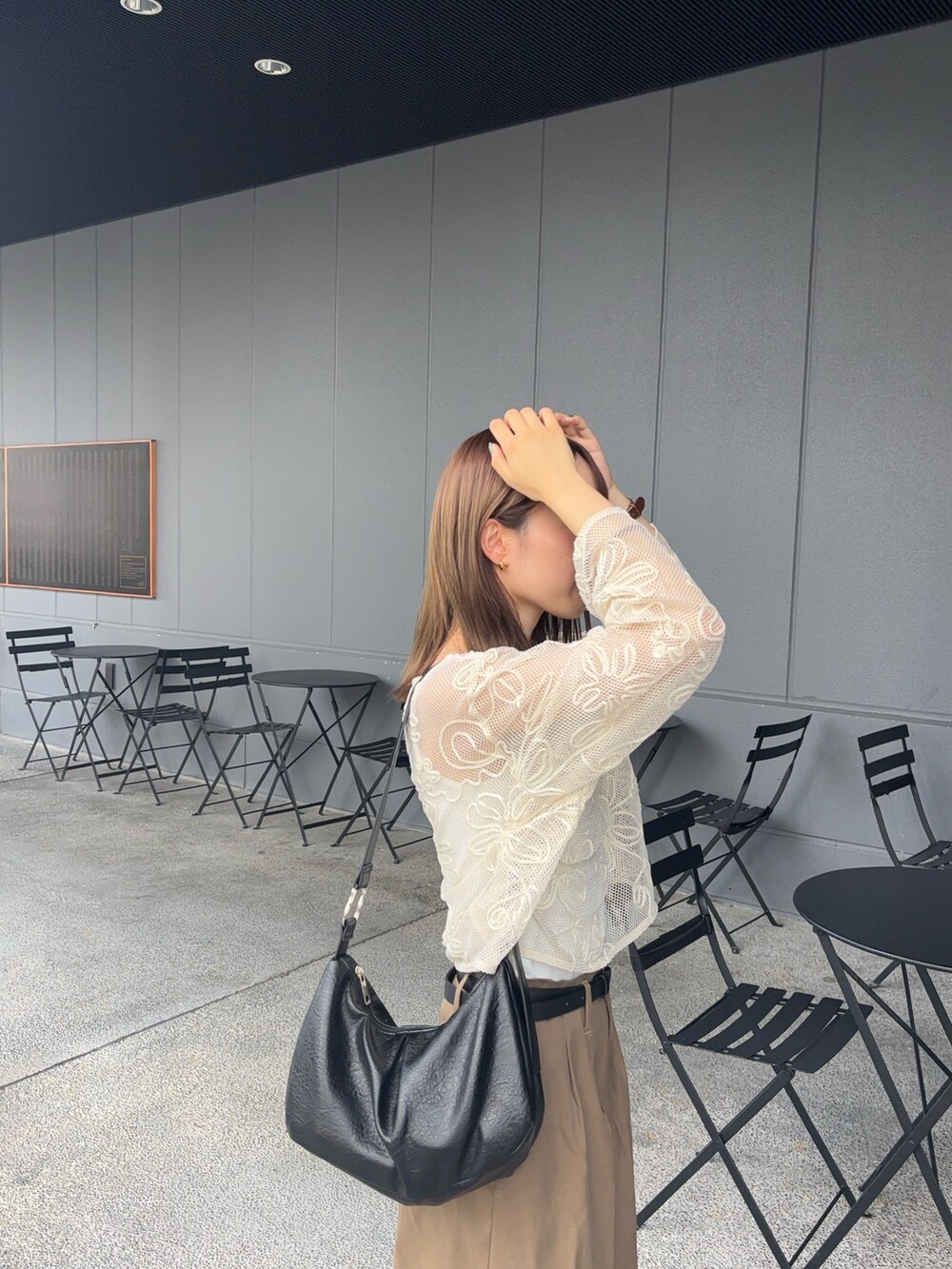 ベージュ系のその他パンツ、ホワイト系のTシャツ/カットソー、ゴールド系のネックレスを着用したレディースの夏コーディネートの3枚目の写真
