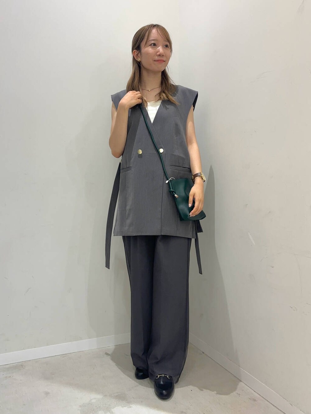 ブラック系のローファー、ホワイト系のタンクトップ、グレー系のその他パンツを着用したレディースの夏コーディネートの2枚目の写真