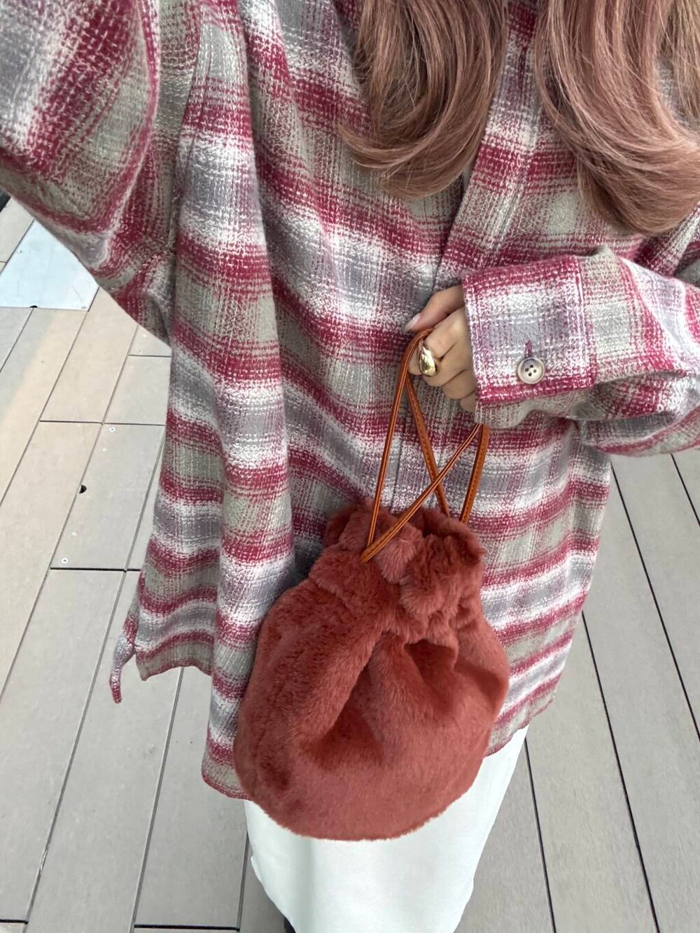 ブラウン系のショルダーバッグ、ホワイト系のTシャツ/カットソー、レッド系のシャツ/ブラウスを着用したレディースの冬コーディネートの2枚目の写真