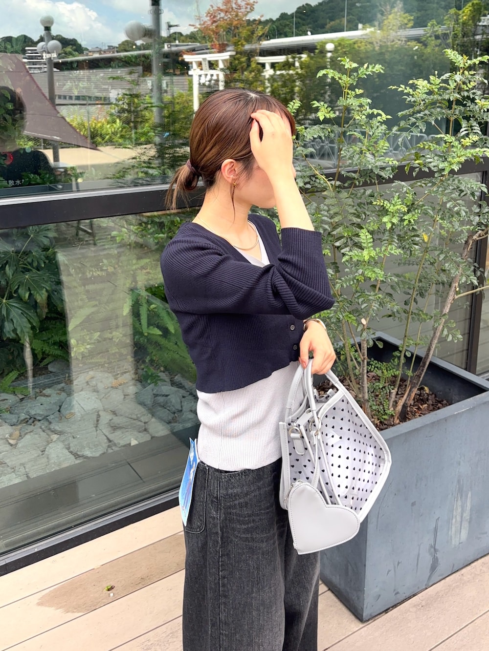 「秋服準備はじめました、きれいめカジュアル、旬顔デニムコーデ、大人かわいい、大人カジュアルコーデ、デニムコーデ、秋服、低身長女子、大人ファッション、初秋コーデ、ここでしか手に入らない別注アイテム、lee101、st2508、ニット」|「SENSE OF PLACE by URBAN RESEARCHのダブルレイヤードカーディガン(カーディガン/ボレロ、ブルー系)」を使った、ainoさん(骨格ウェーブ・レディース・156cm)の秋コーディネートの2枚目の写真