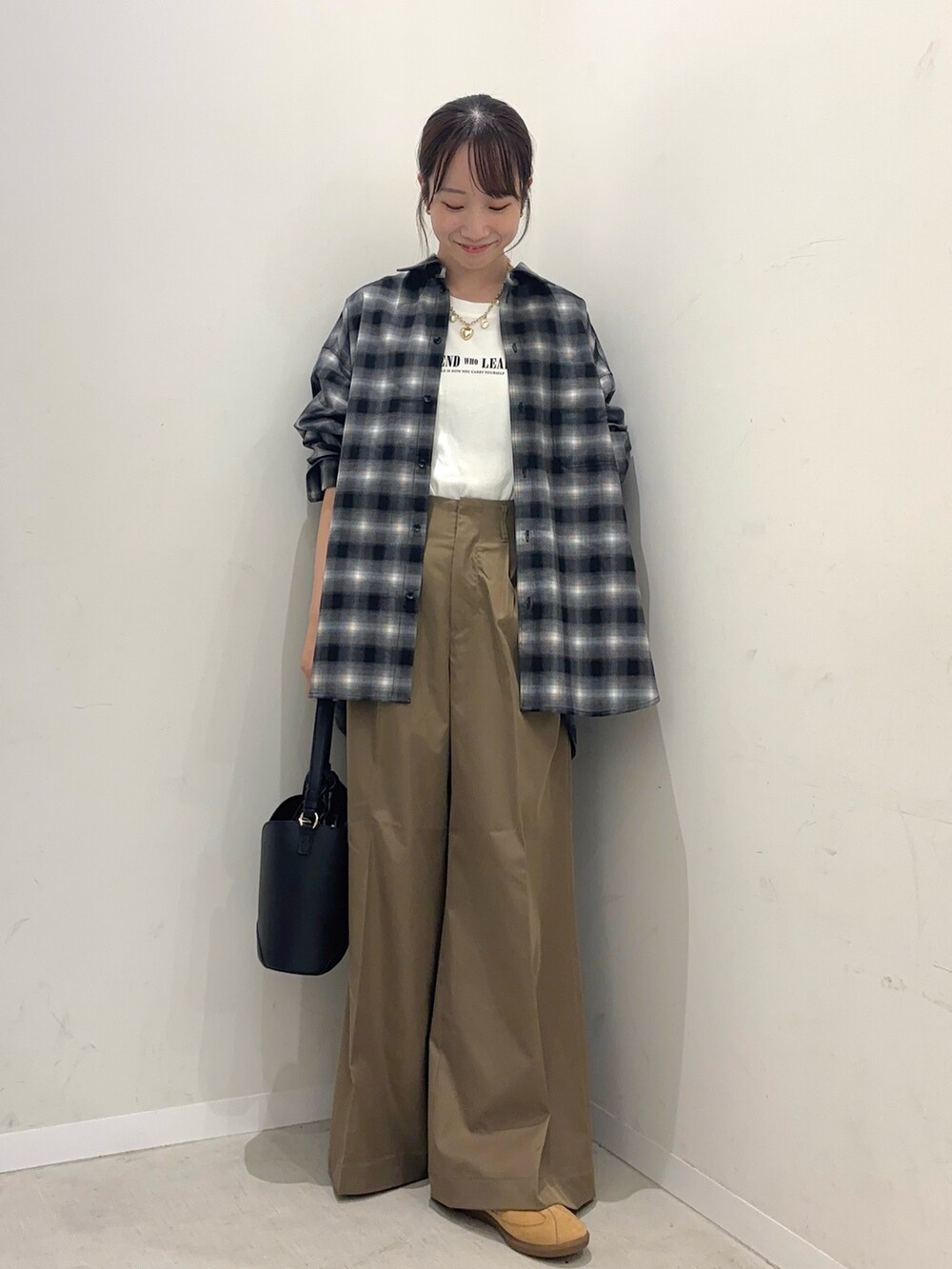 ブラック系のシャツ/ブラウス、ホワイト系のTシャツ/カットソー、ベージュ系のその他パンツを着用したレディースの秋コーディネートの2枚目の写真