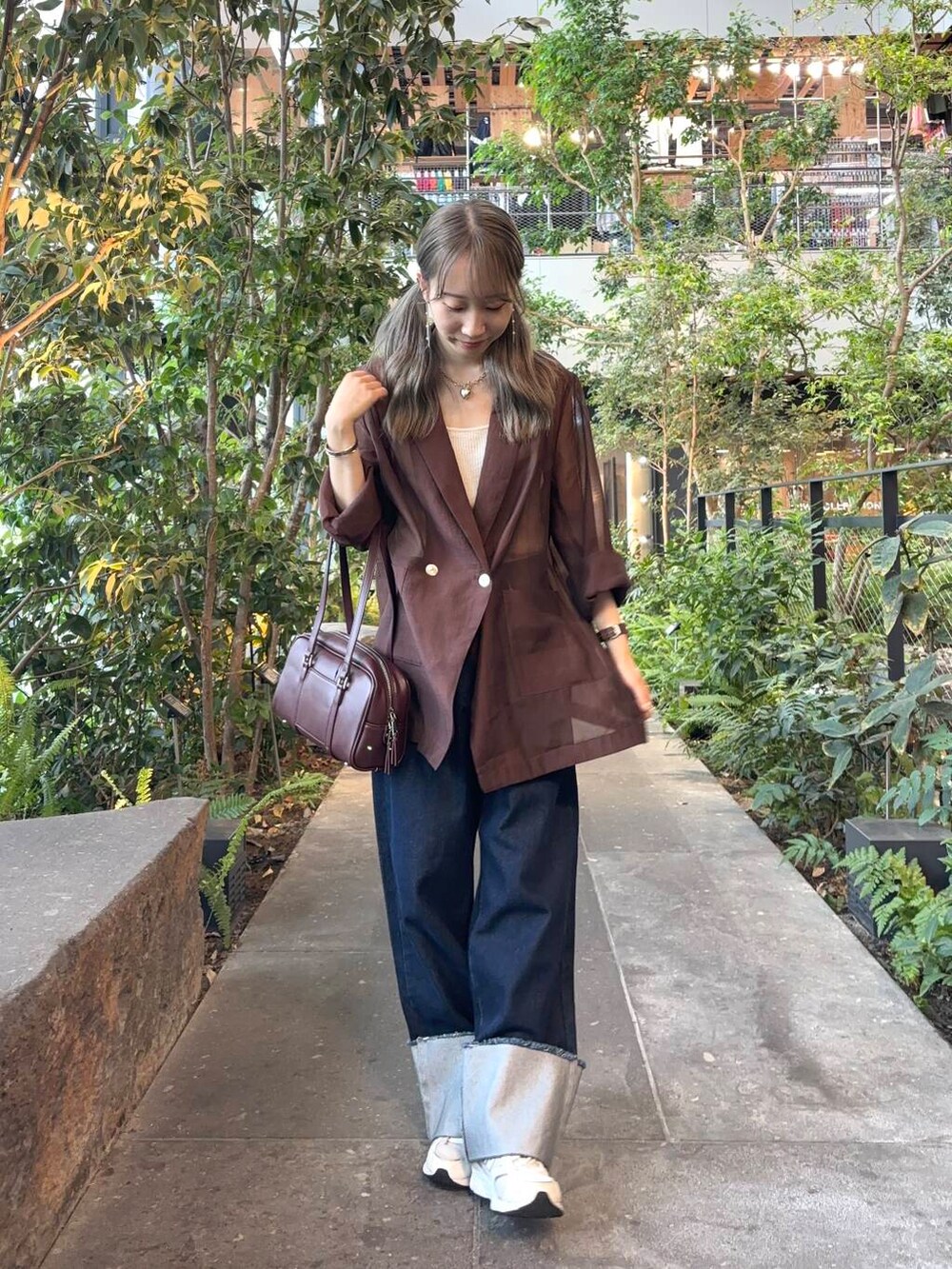 ホワイト系のタンクトップ、レッド系のボストンバッグ、ブラウン系のテーラードジャケットを着用したレディースの秋コーディネートの2枚目の写真