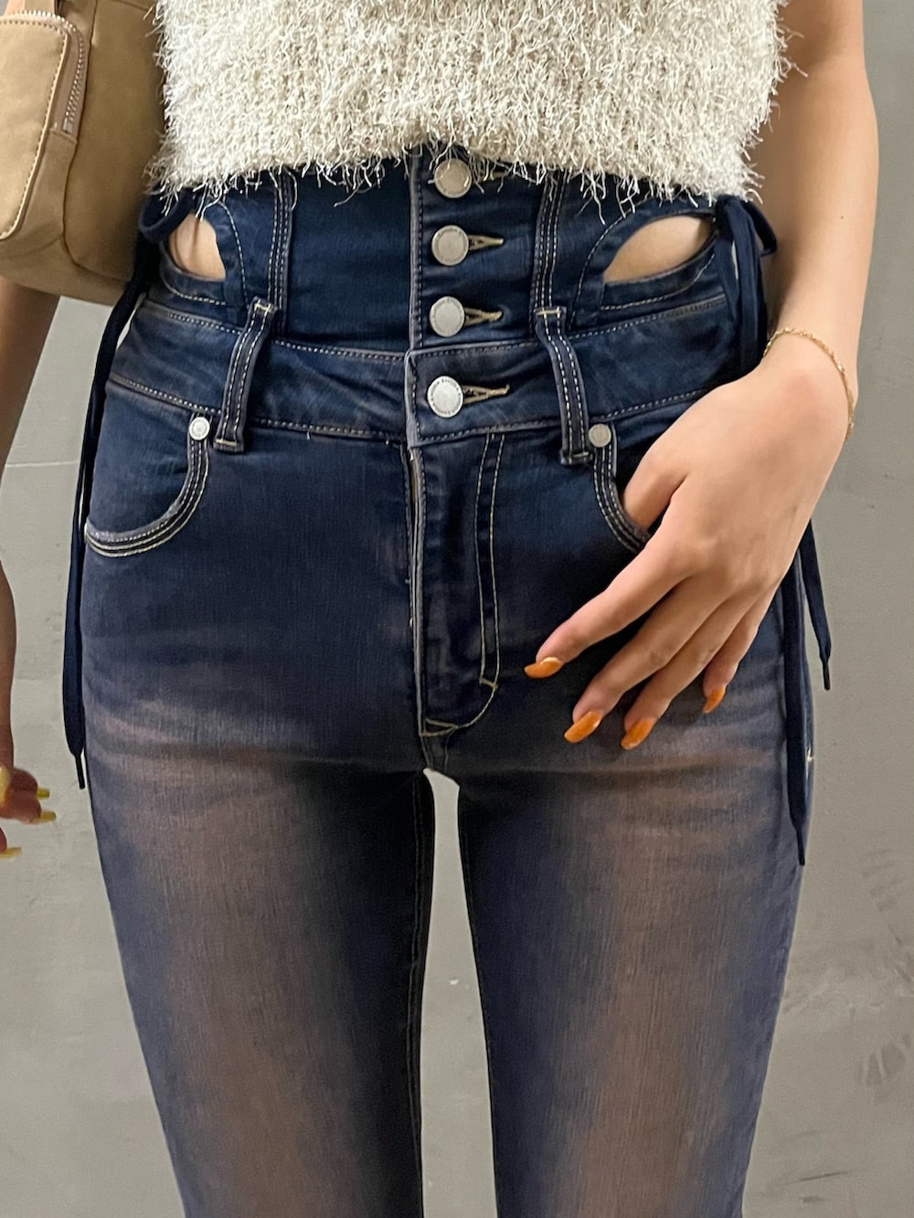 ブラック系のサンダル、ホワイト系のタンクトップ、ベージュ系のショルダーバッグを着用したレディースの夏コーディネートの4枚目の写真