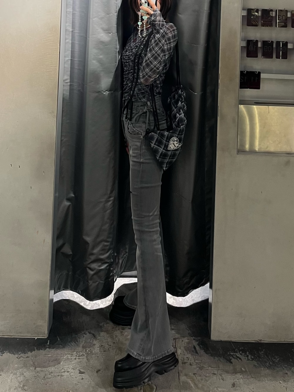 ブラック系のTシャツ/カットソー、ブラック系のバックパック/リュック、ブラック系のローファーを着用したレディースの冬コーディネートの2枚目の写真