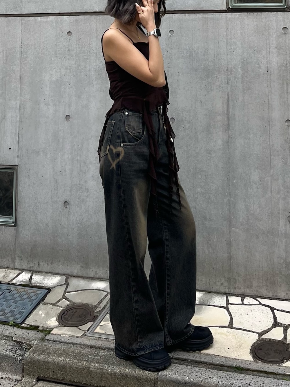 ブラウン系のTシャツ/カットソー、ブルー系のデニムパンツ、ブラック系のショルダーバッグを着用したレディースの春コーディネートの2枚目の写真
