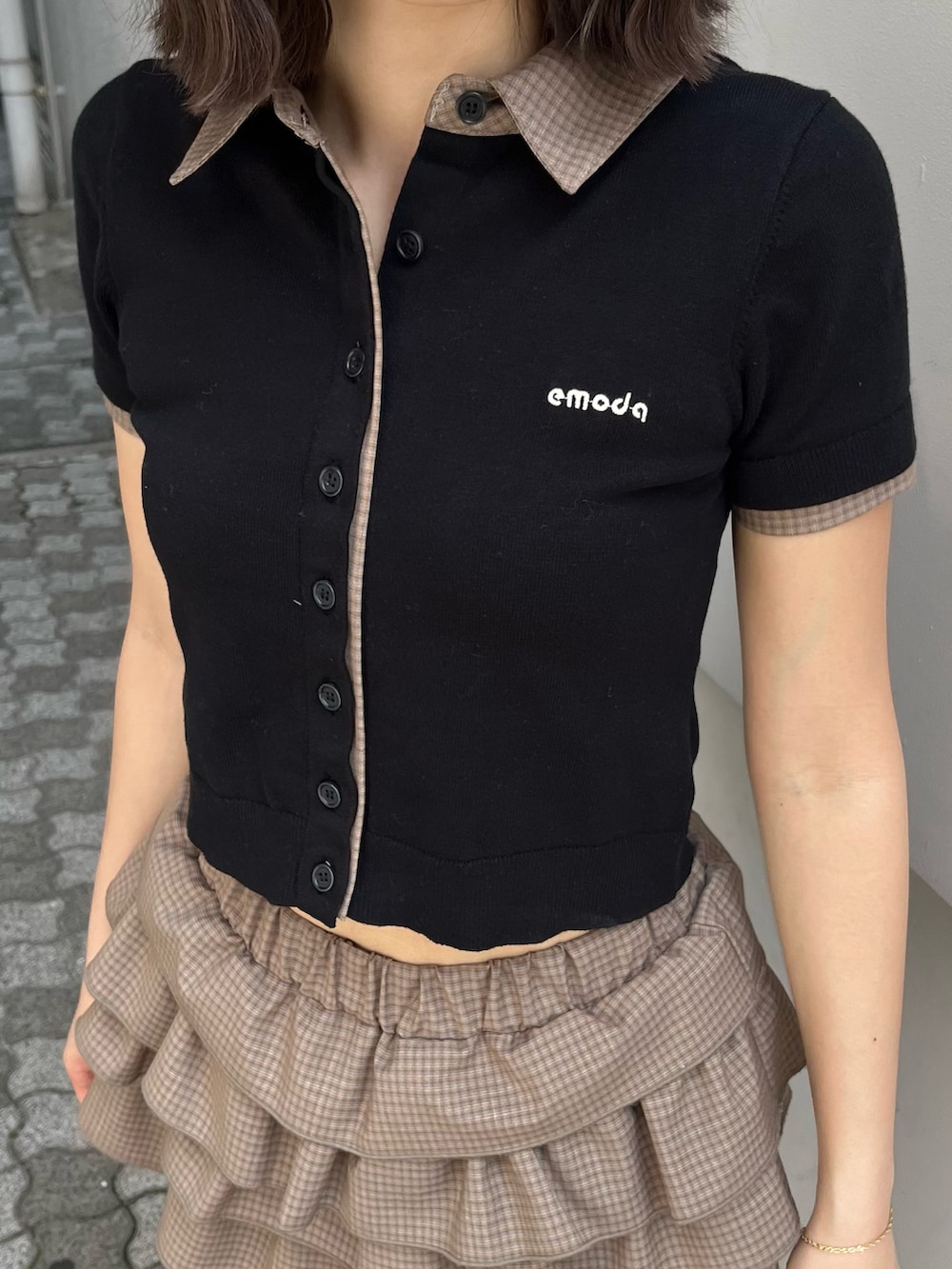ブラック系のカーディガン/ボレロ、ベージュ系のスカート、ブラック系のブーツを着用したレディースの夏コーディネートの4枚目の写真