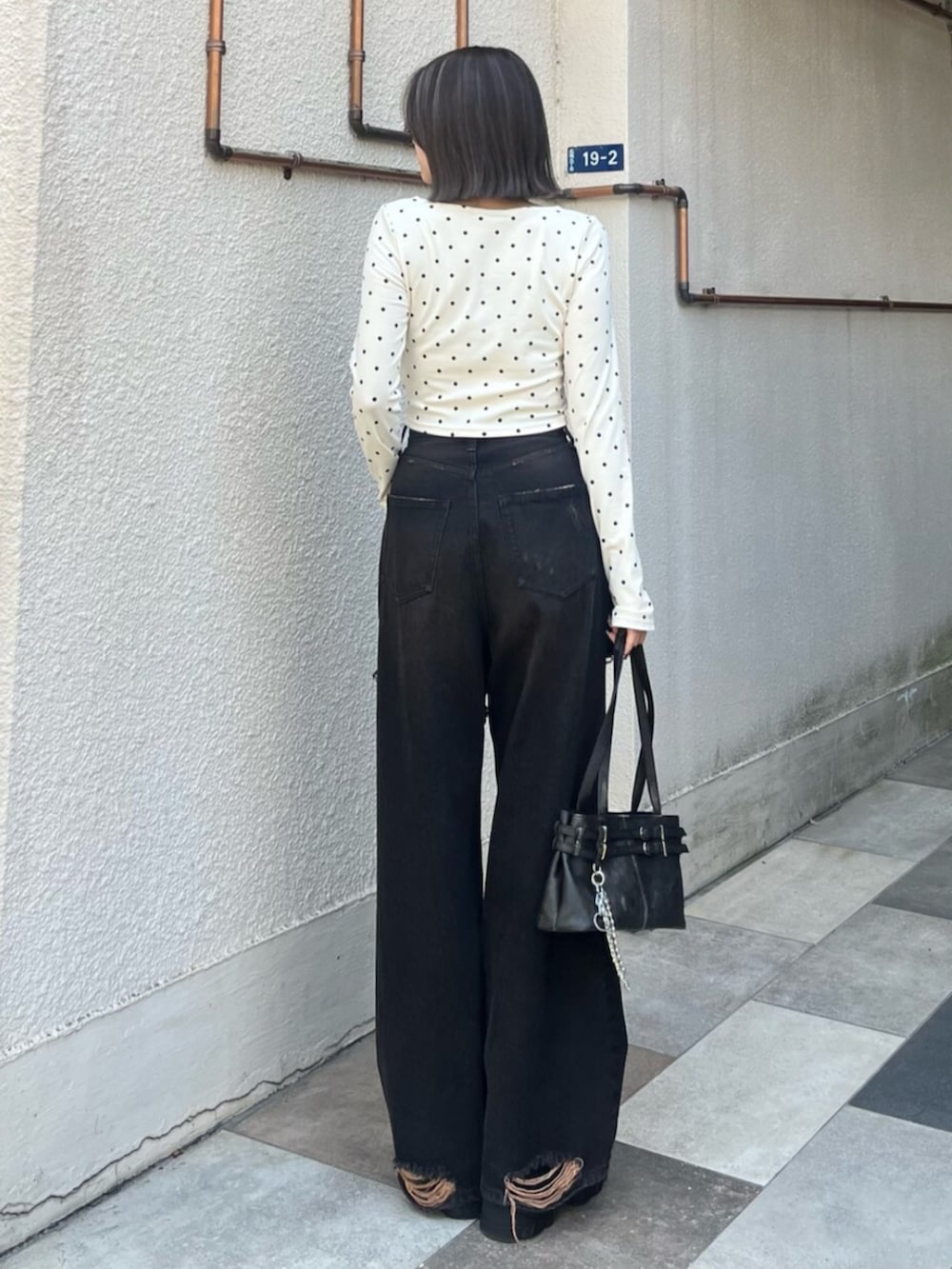 ブラック系のブーツ、その他のTシャツ/カットソー、ブラック系のデニムパンツを着用したレディースの夏コーディネートの3枚目の写真