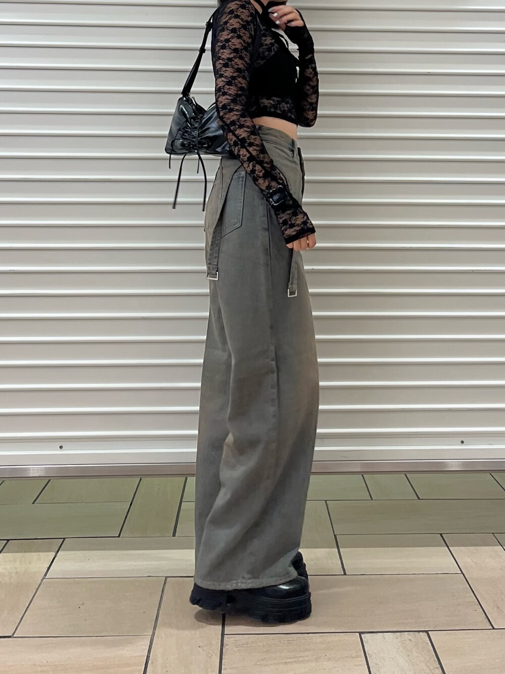 ブラック系のブーツ、グレー系のデニムパンツ、ブラック系のTシャツ/カットソーを着用したレディースの秋コーディネートの2枚目の写真