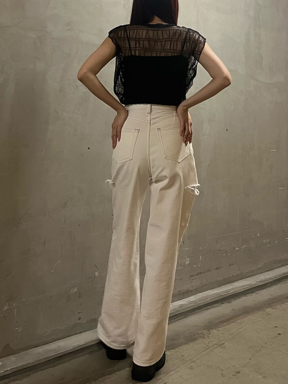 ブラック系のサンダル、ブラック系のタンクトップ、ブラック系のキャミソールを着用したレディースの夏コーディネートの3枚目の写真