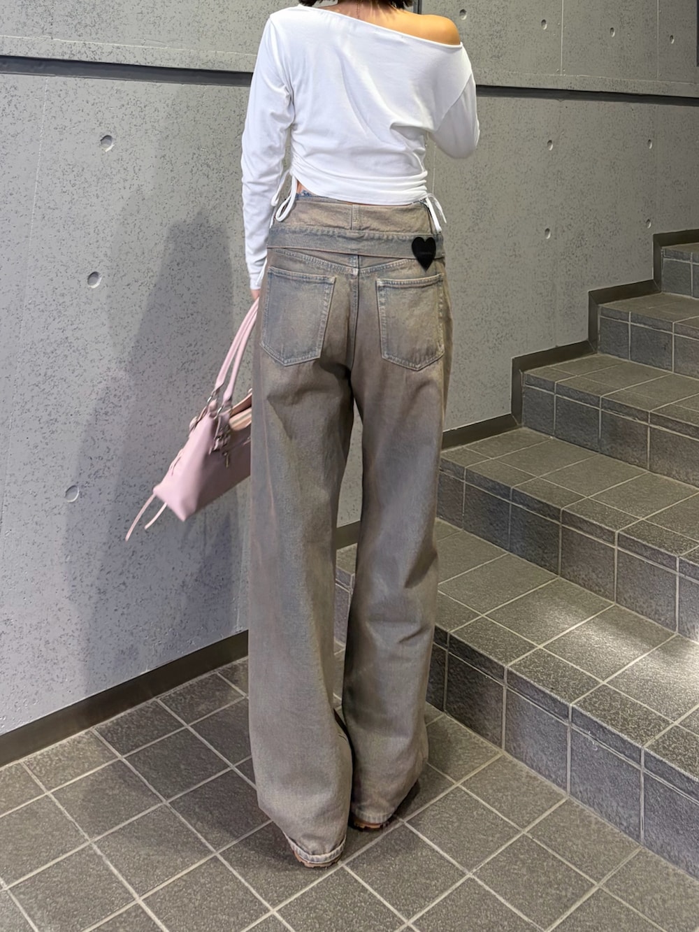 ブラウン系のデニムパンツ、ホワイト系のTシャツ/カットソー、イエロー系のスリッポンを着用したレディースの夏コーディネートの3枚目の写真