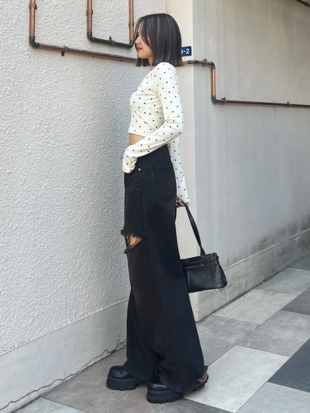 ブラック系のブーツ、その他のTシャツ/カットソー、ブラック系のデニムパンツを着用したレディースの夏コーディネートの2枚目の写真