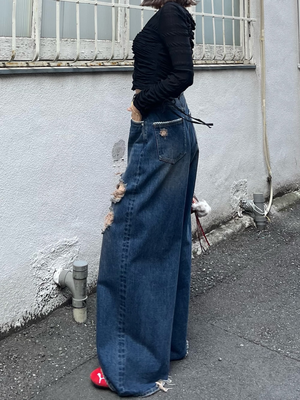 ブラック系のTシャツ/カットソー、ブルー系のデニムパンツを着用したレディースの冬コーディネートの2枚目の写真