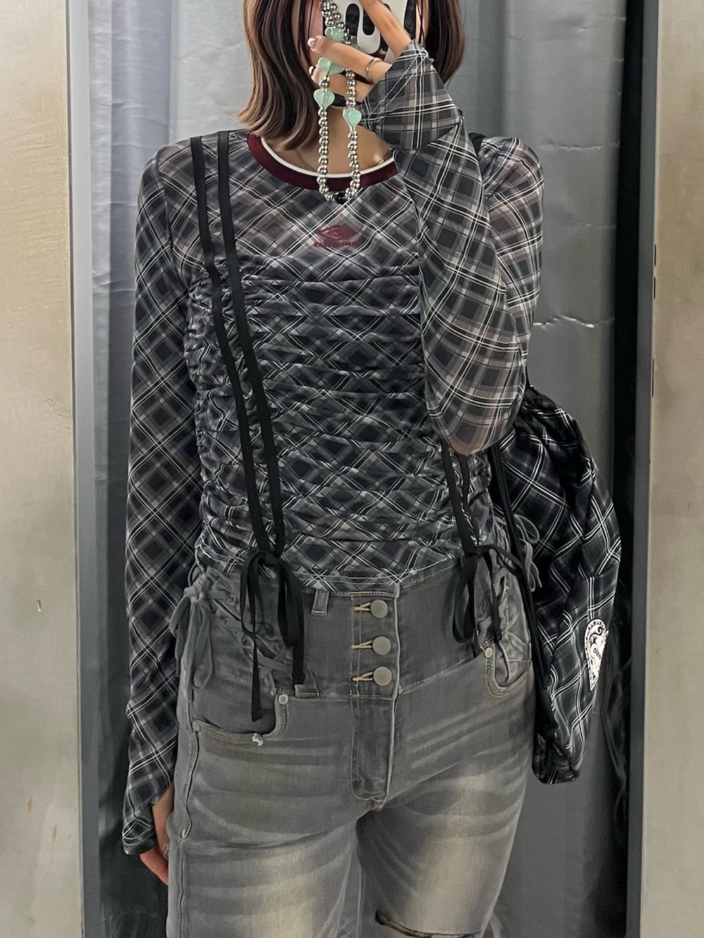 ブラック系のTシャツ/カットソー、ブラック系のバックパック/リュック、ブラック系のローファーを着用したレディースの冬コーディネートの3枚目の写真