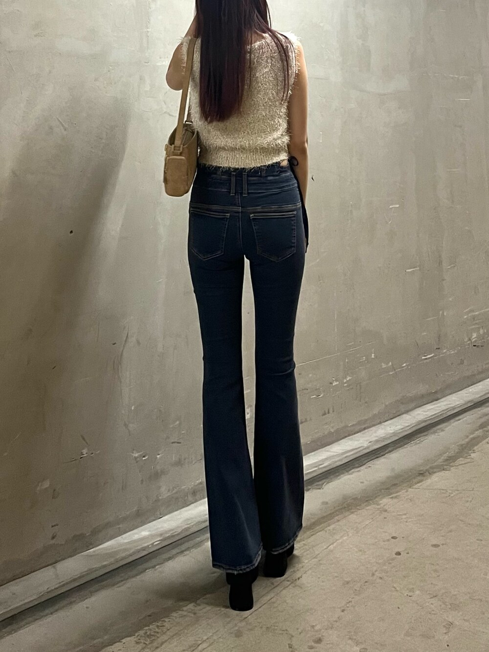 ブラック系のサンダル、ホワイト系のタンクトップ、ベージュ系のショルダーバッグを着用したレディースの夏コーディネートの3枚目の写真