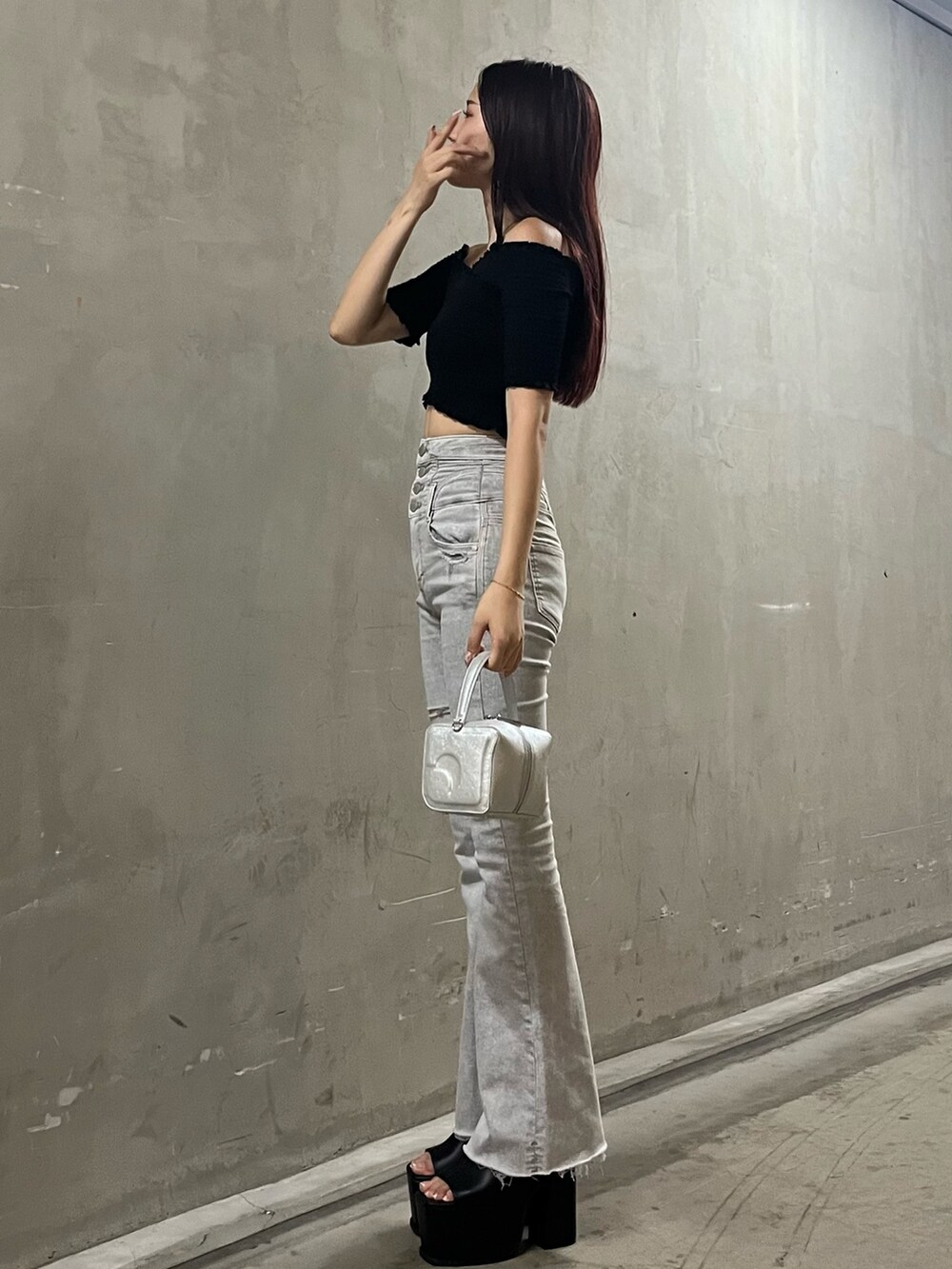 ブラック系のTシャツ/カットソー、シルバー系のハンドバッグ、ブラック系のサンダルを着用したレディースの夏コーディネートの2枚目の写真