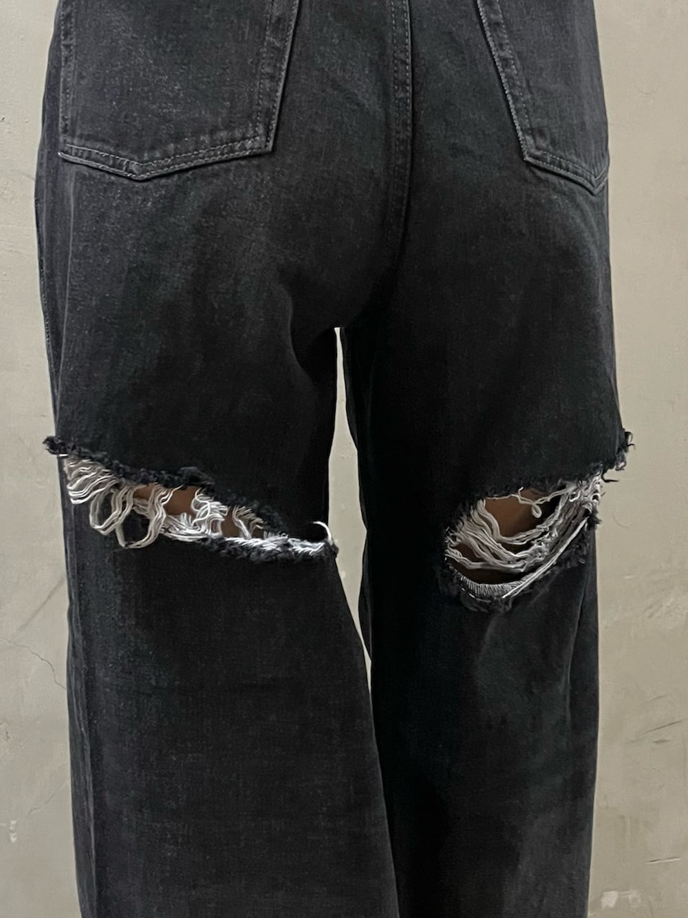 ホワイト系のTシャツ/カットソー、ブラック系のハンドバッグ、ブラック系のデニムパンツを着用したレディースの秋コーディネートの4枚目の写真